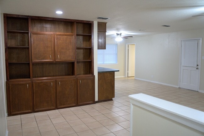 Building Photo - 421 Brigadoon St