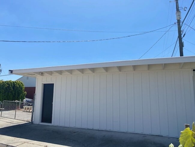 Building Photo - Home w/ Detached Garage For Rent!