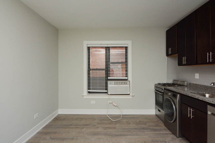 Building Photo - 533 W Belden Ave