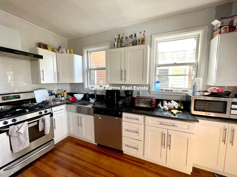 Building Photo - 38 Cherry St