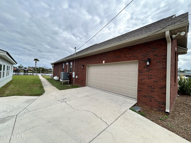 Building Photo - 7134 Bay Crest Rd