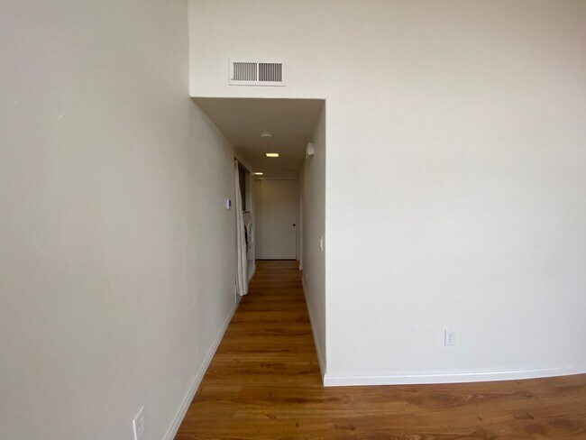 Building Photo - Lovely 2 Bedroom, 2 Bathroom Condo!