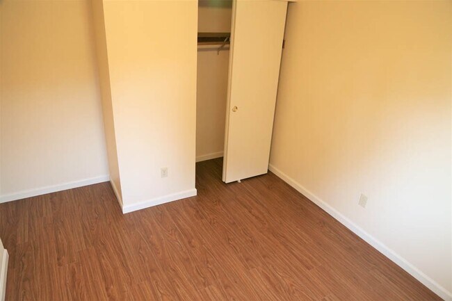 Building Photo - 3 Bed 2 Bath Home with Huge Fenced Yard/ Air Conditioning/ Solar Power