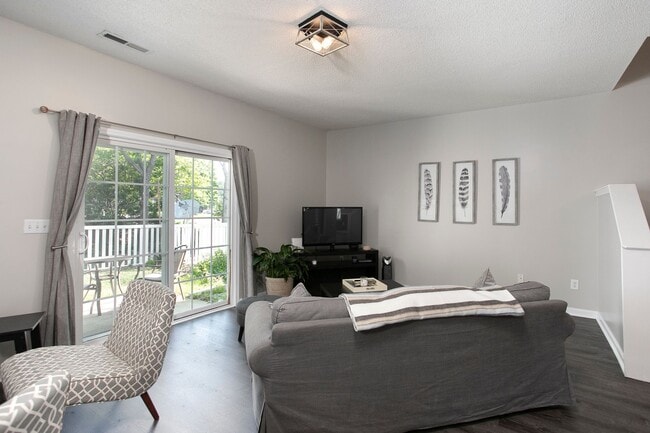 Building Photo - 3 Bd / 2.5 Bth townhouse in SW Durham Aubu...