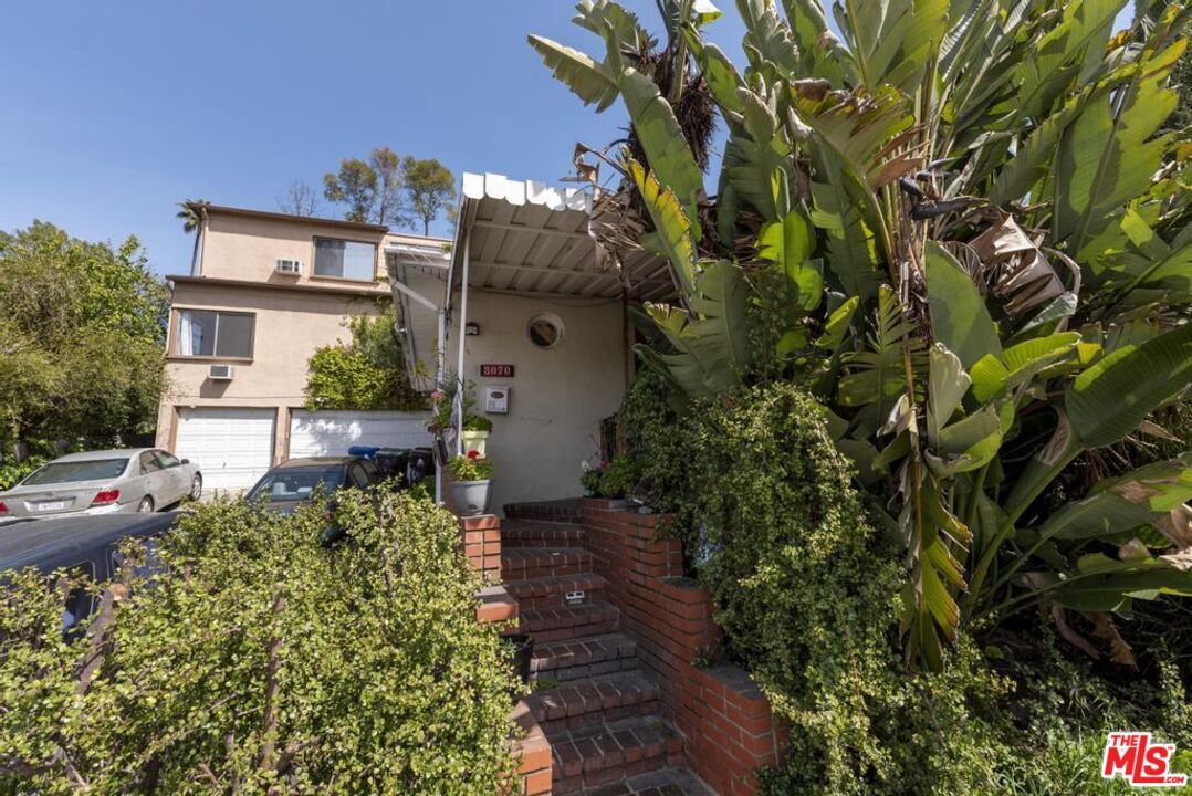 Building Photo - 3043 Hollycrest Dr