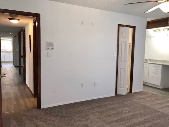 Building Photo - MOVE IN NOW! 4x3 Screened in pool home!!! ...