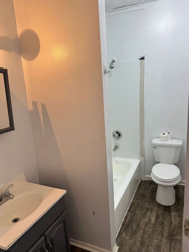 Building Photo - 3.. 2... 1 >> Three Beds , and One Bath