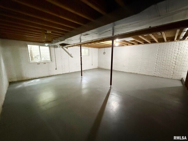 Building Photo - 2119 W Miners Dr