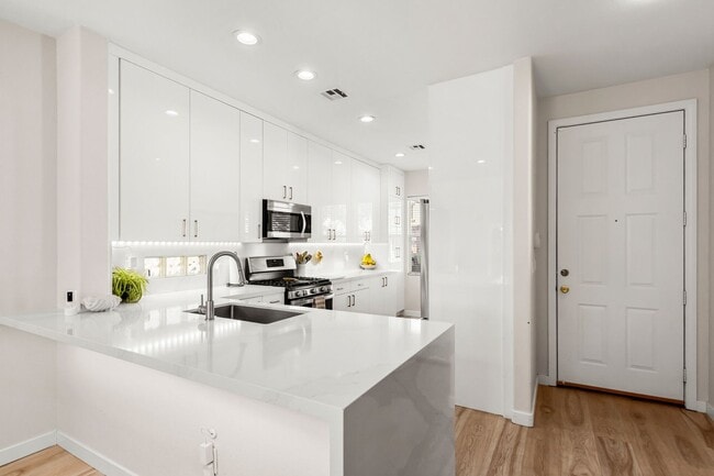 Building Photo - Beautifully Updated 3 Bedroom Southeast Ve...