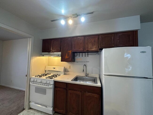 Building Photo - 703 Elm St