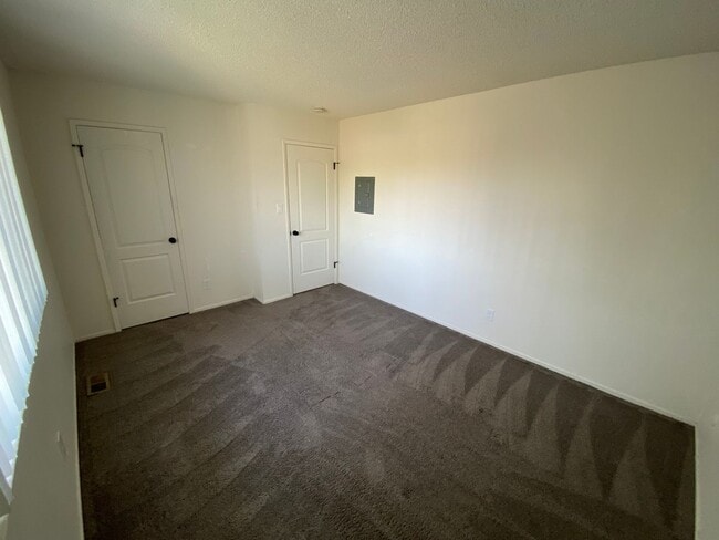 Building Photo - Remodeled 2 bedroom 1 bath townhouse