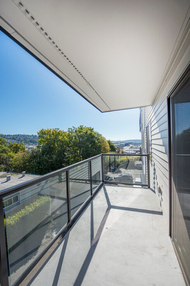 Building Photo - 2562 Thorndyke Ave W