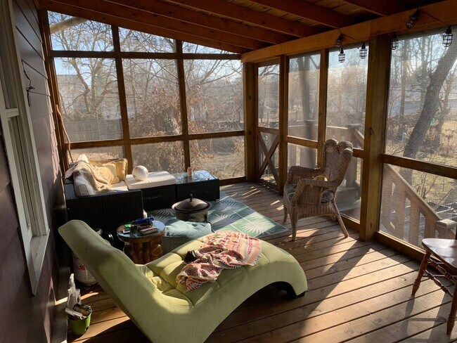 Building Photo - Spacious 2 bed/3 bath Home near Switchyard Park!