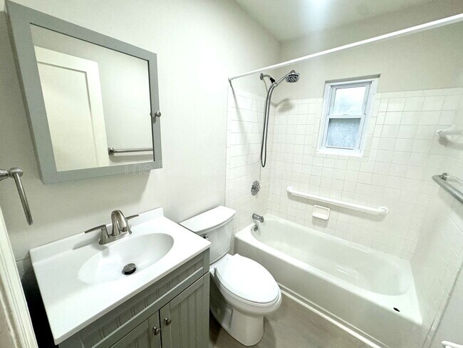 Building Photo - 1452 Elm St