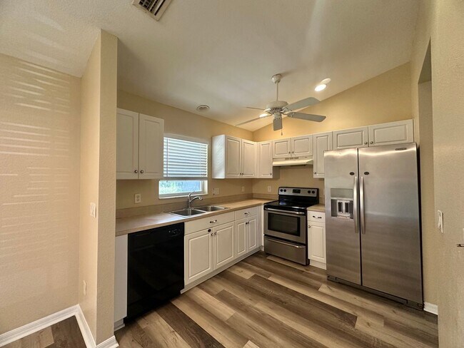Building Photo - Great Location! 3 Bed, 2 Bath with Screened Lanai & More
