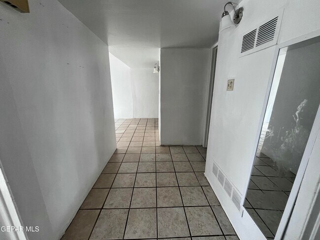 Building Photo - 813 Elmwood Ct