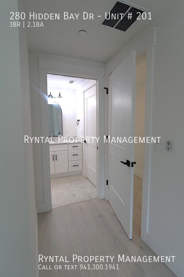 Building Photo - 280 Hidden Bay Dr