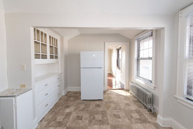 Building Photo - Beautifully updated Tudor style duplex. Up...