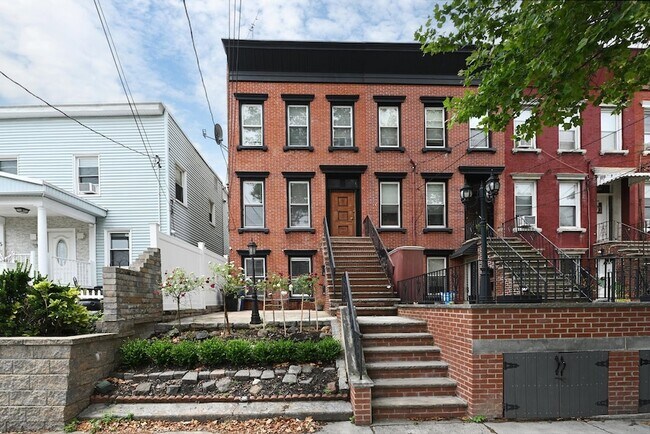 Building Photo - 7 Whitman Ave