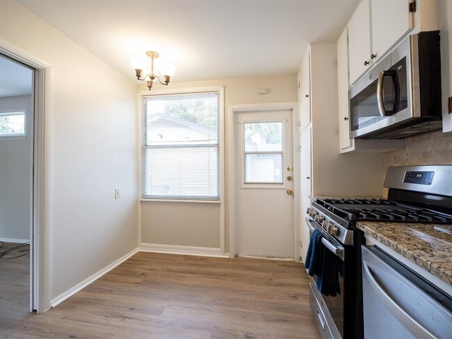 Building Photo - 1411 Westmoor Dr