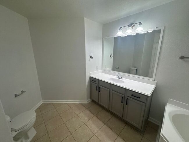 Building Photo - Spacious Hockley Home with Attached 2-Car ...