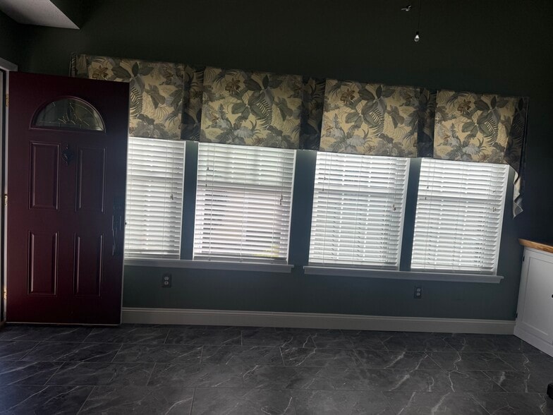 Living room - 203 Lyons Cove Dr