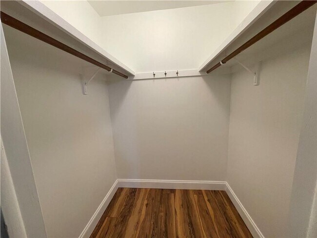 Building Photo - Gorgeous 3-Bed, 2.5-Bath Retreat Near Veterans Park