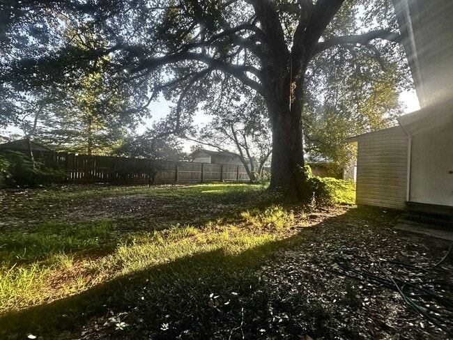 Building Photo - Cozy Charming Country Home