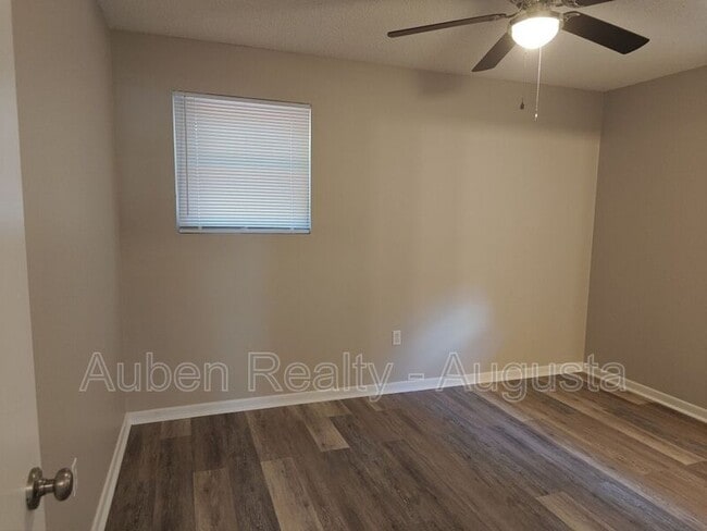 Building Photo - 404 Kingstree Rd