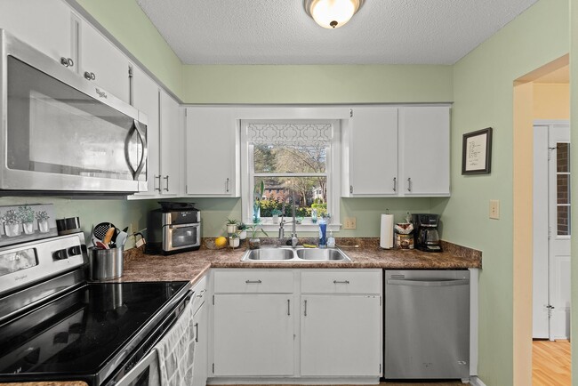 Building Photo - Townhouse in Chapel Hill