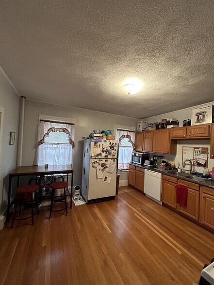 Building Photo - 578 Main St