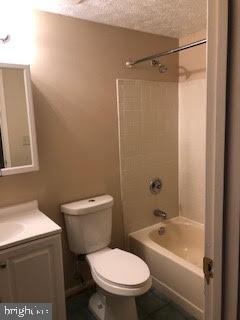 Building Photo - 8000 Green Tree Ct