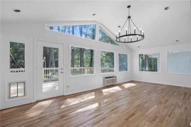 Building Photo - 2397 Sunset Dr NE