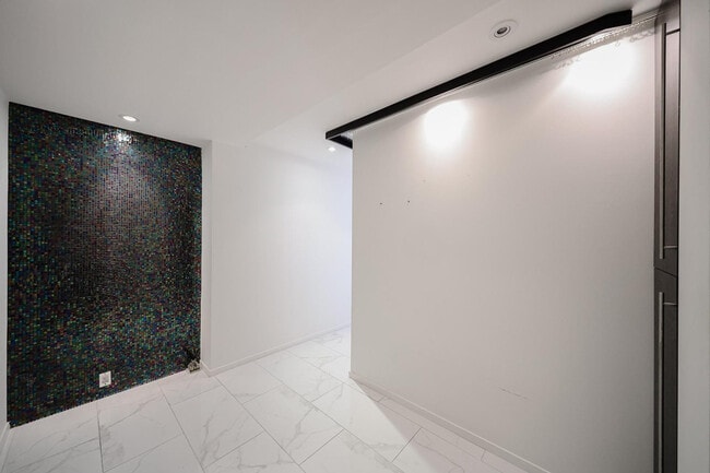 Building Photo - 7157 E Rancho Vista Dr