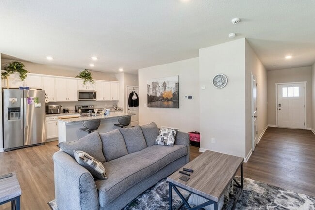 Building Photo - PRIVATE POOL & CLUBHOUSE!! 3 Bedroom, 2.5 Bathroom Townhome in Ankeny!
