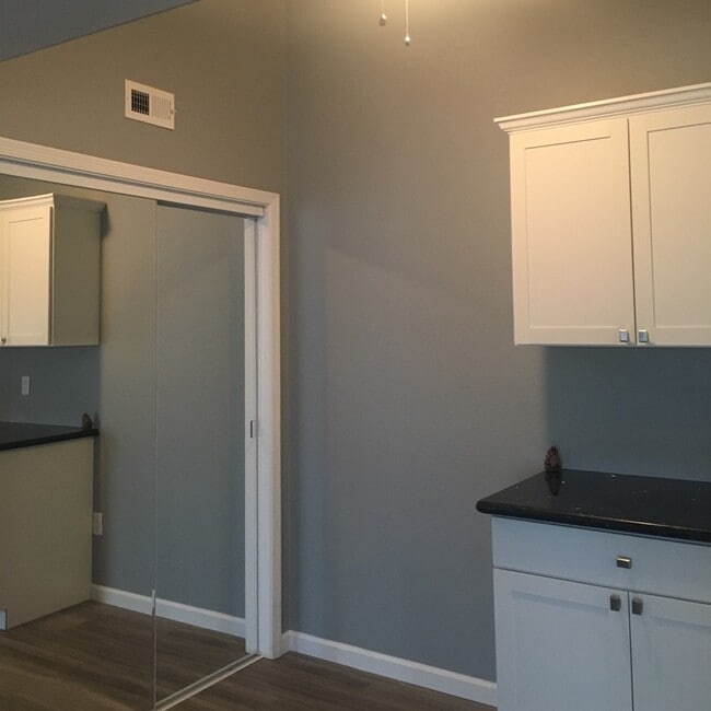 Building Photo - Stylish Upgraded One-Bedroom Condo in a Ga...