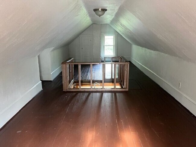 Building Photo - Charming 3 bedroom house