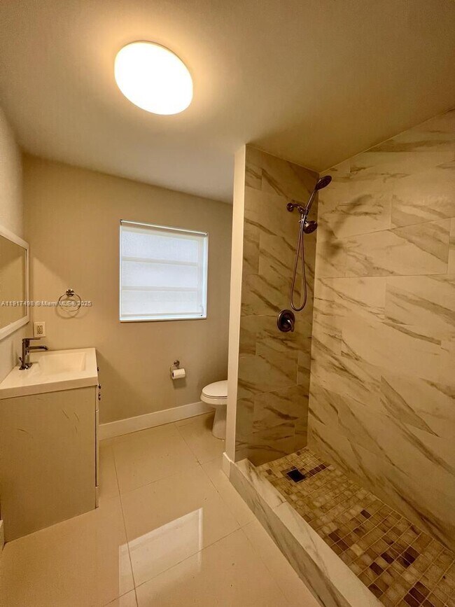 Building Photo - 1931 NE 55th Ct