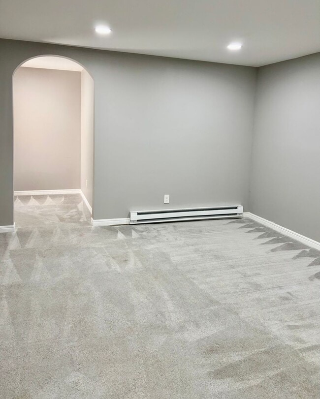 Building Photo - 2 Bed / 2 Bath updated Mercer Island condo...