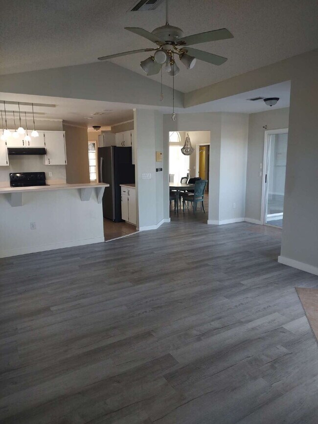 Building Photo - "Spacious 1732 Sq Ft 3-Bed, 2 Baths, in Tarpon Springs!"