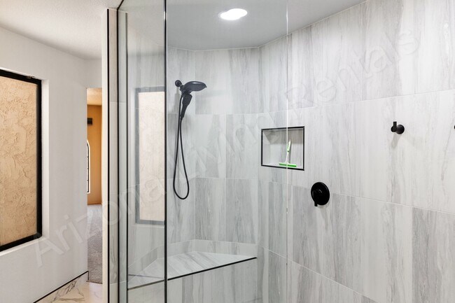 Building Photo - SPACIOUS CONDO WITH POOL