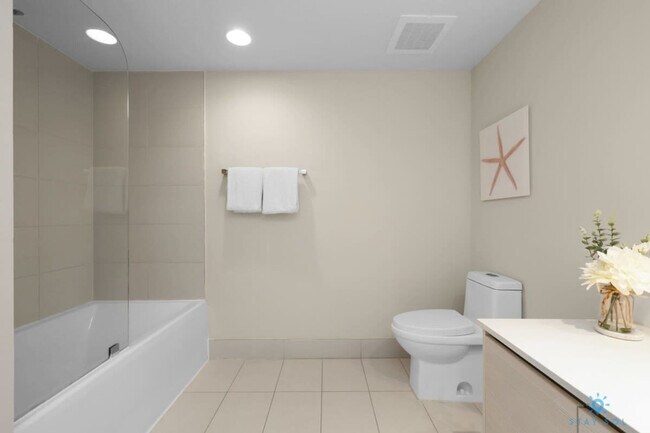 Building Photo - 2602 E Hallandale Beach Blvd