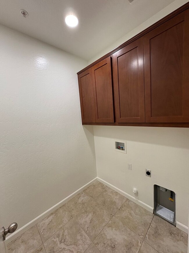 Building Photo - NW Visalia Home Near Shopping Center Available Now!