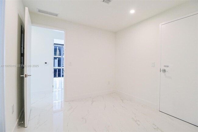 Building Photo - 700 NE 24th St