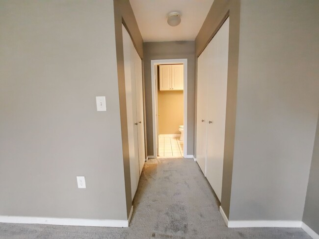 Building Photo - Bright & Spacious 2BR/2BA Otterbein Condo ...