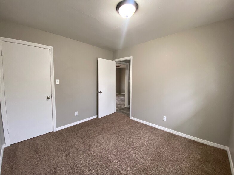 Building Photo - 3712 Woodside Dr