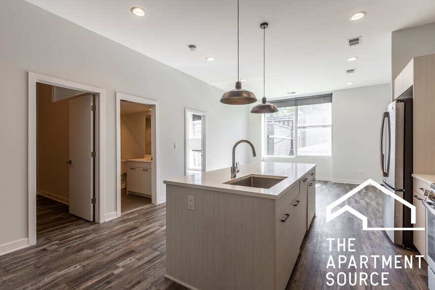 Building Photo - 2247 W Lawrence Ave