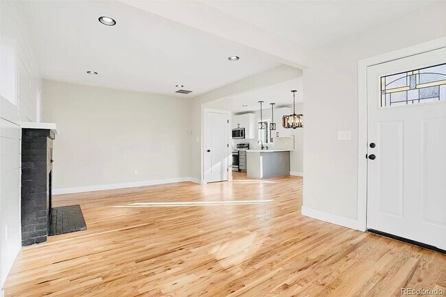 Building Photo - Beautiful 2 Bed 2 Bath With Bonus Living Space in Denver's Clayton Neighborhood