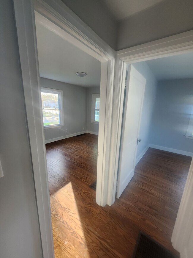 Building Photo - Charming home with a basement, 1.5 baths, ...