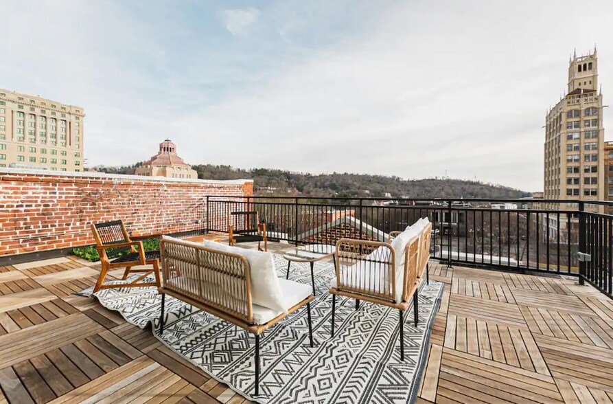 Building Photo - 122 College St